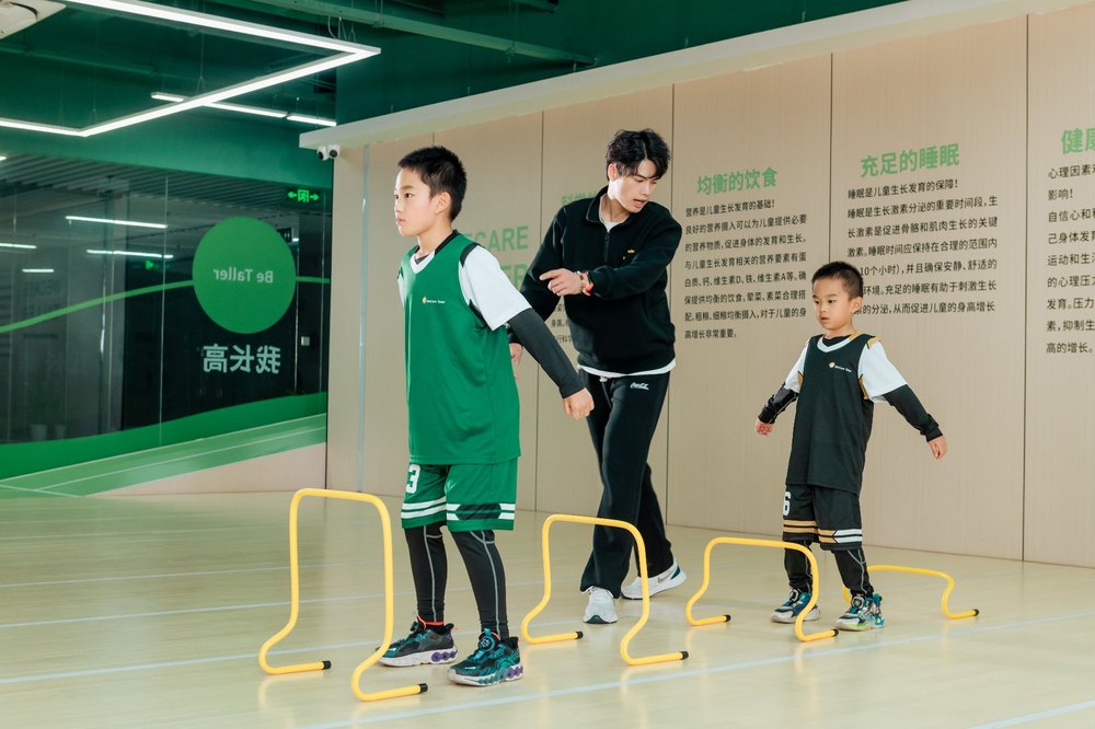 教练带领孩子进行跨栏运动训练