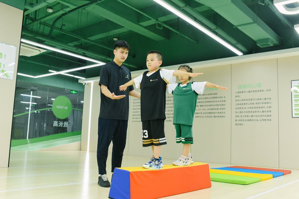 孩子在平衡垫上做舒展练习